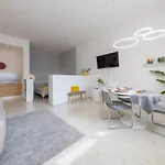 Homestwenty3 - Eleven Apartment *