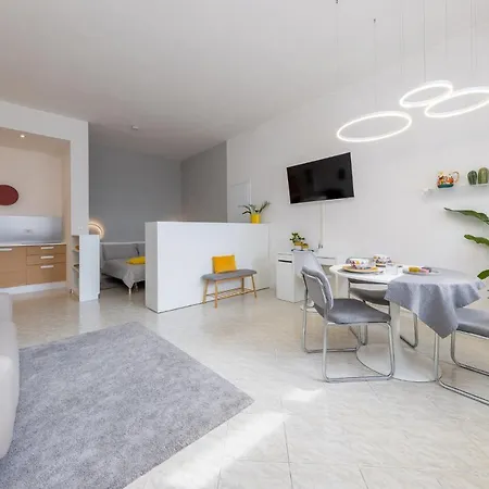 Homestwenty3 - Eleven Apartman *